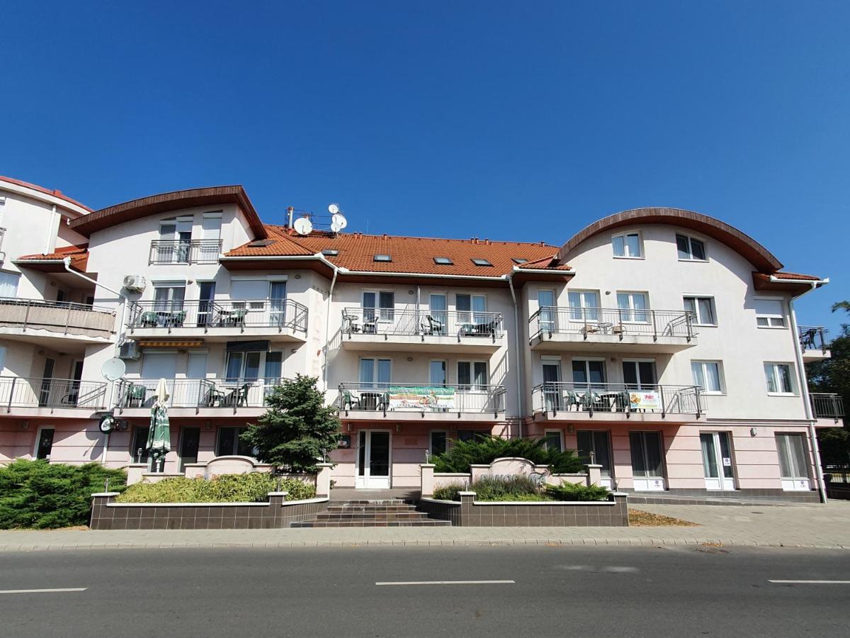 Relax Wellness Manzard Hajduszoboszlo Apartment Luaran gambar